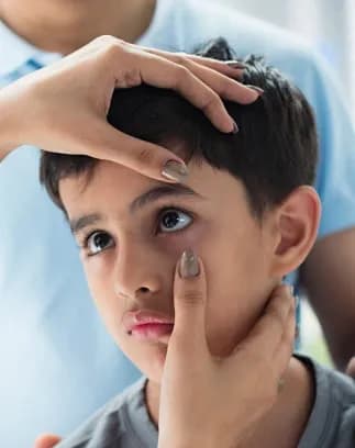 नज़दीकी क्लिनिक या घर पर संपूर्ण दृष्टि थेरेपी