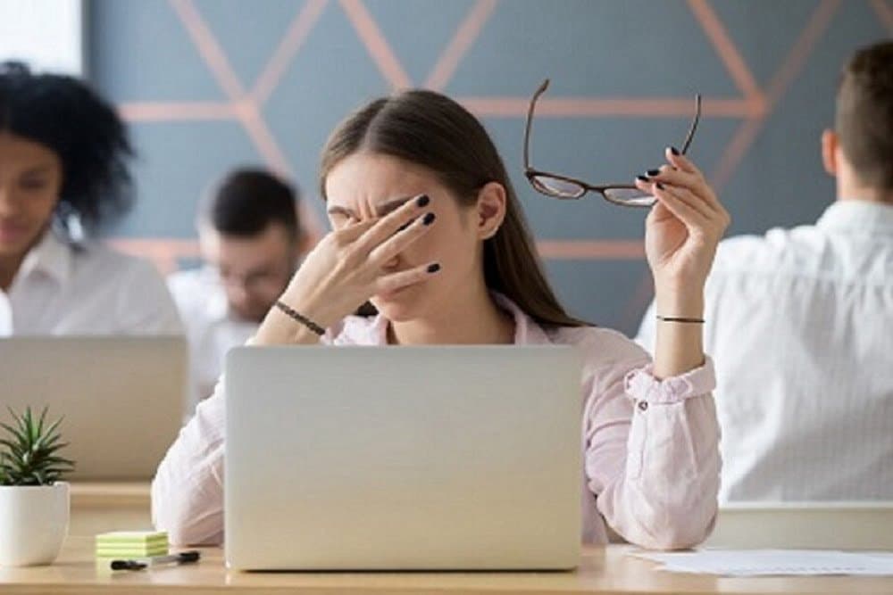 متلازمة رؤية الكمبيوتر: مراجعة لأسباب العين والعلاجات المحتملة